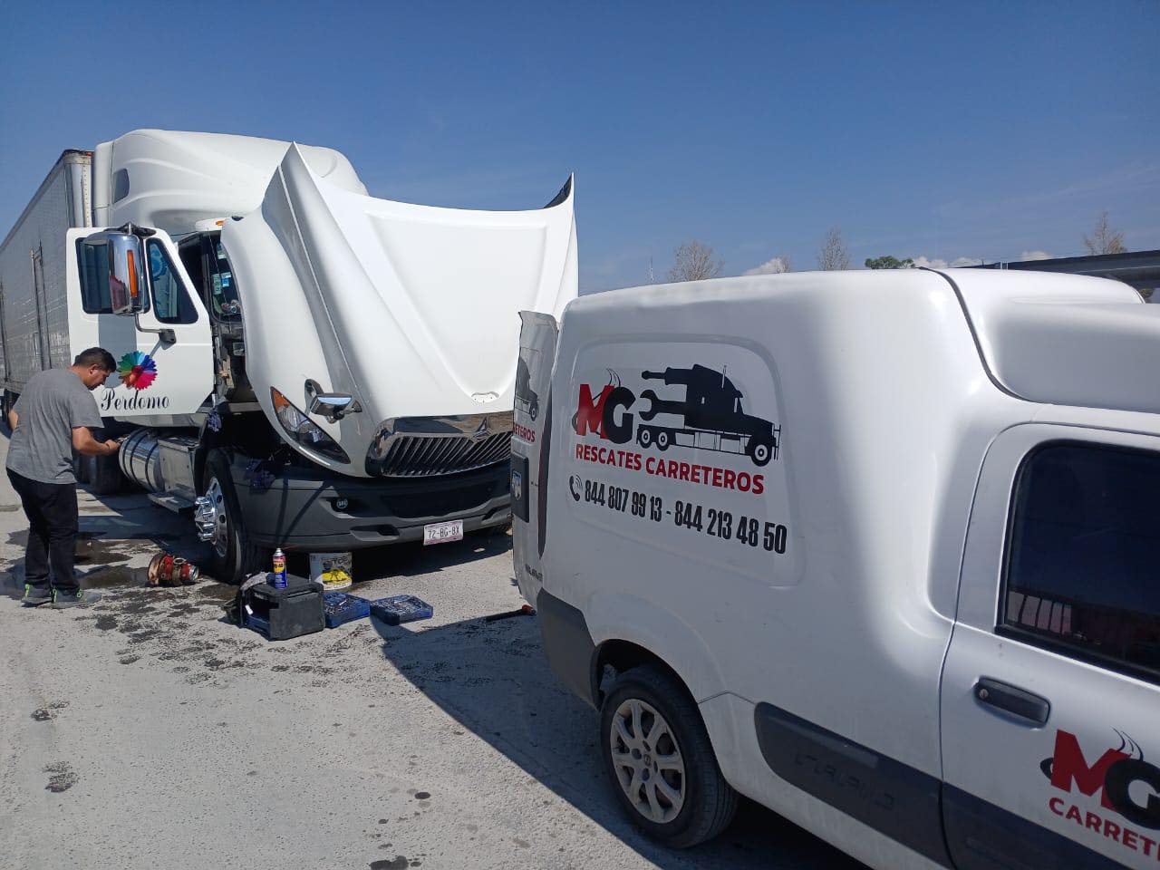 Rescate de tractocamión por MG Rescates Carreteros